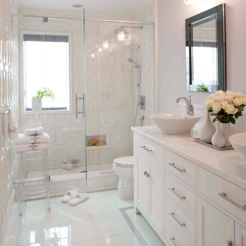 White Beautiful Bathroom Design and fitting